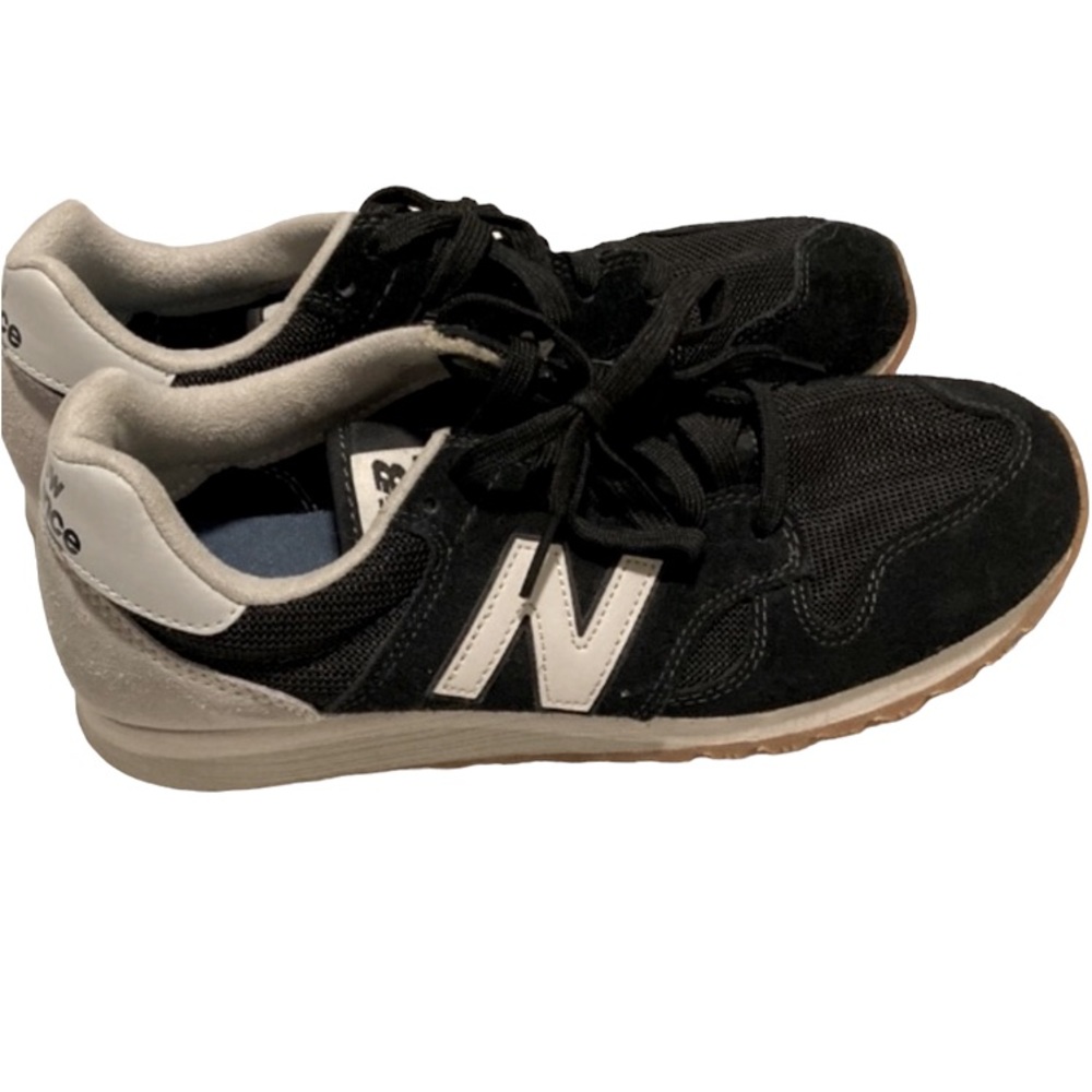 Men’s New Balance 520 Black, White, And Gray Shoes. Size 6.5–Men/8–Women.